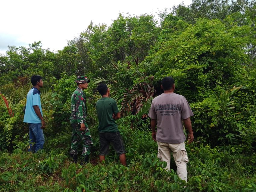 Babinsa Koramil 02/Tebing Tinggi Patroli Karhutla Bersama Warga di Desa Melai