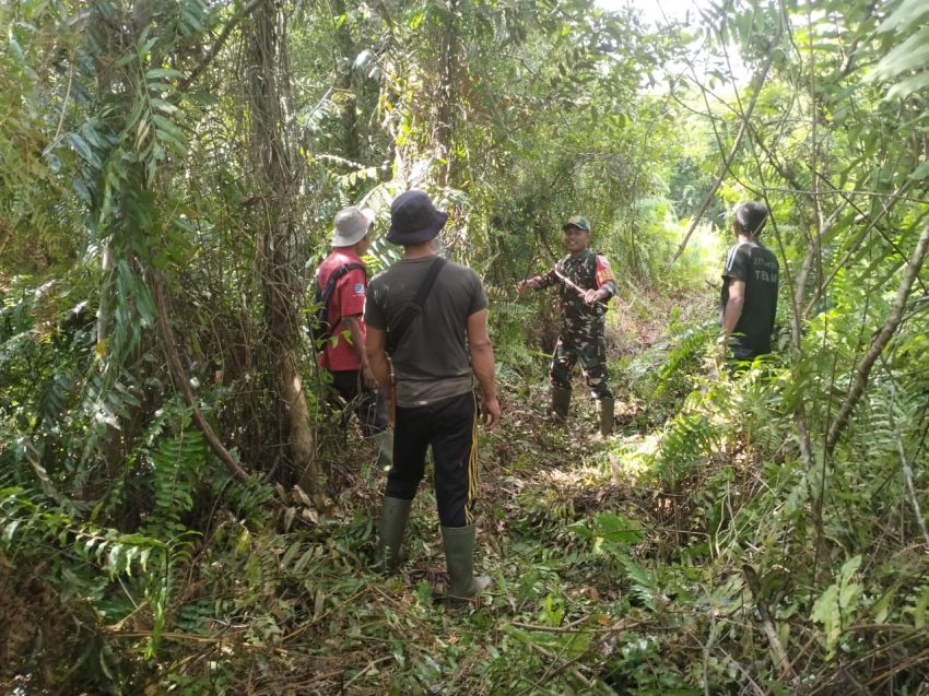 Patroli Karhutla di Sungai Gayung Kiri, Babinsa dan MPA Ingatkan Warga Tak Bakar Lahan