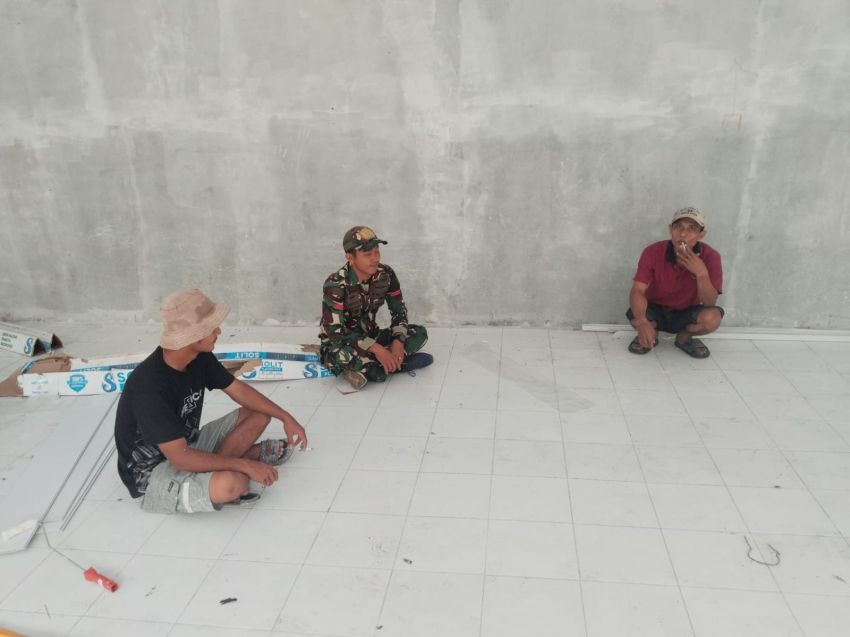 Komsos di Alahair Timur, Babinsa Ajak Warga Hidupkan Budaya Gotong Royong