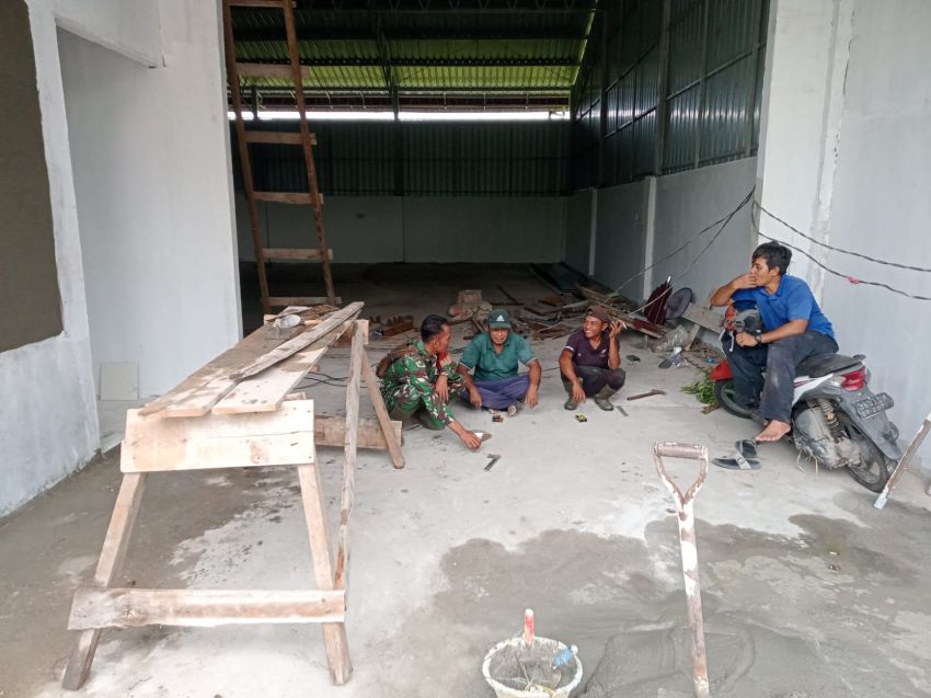 Komsos di Desa Insit, Babinsa Ajak Warga Bersihkan Lingkungan Secara Rutin