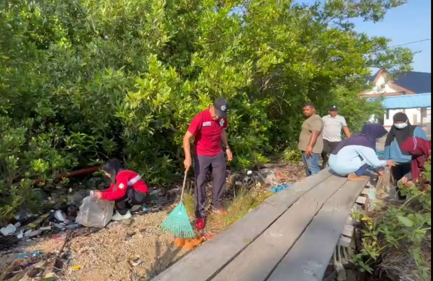 Diskan Meranti Gotong Royong Bersihkan Sampah Plastik Dipinggir Pantai