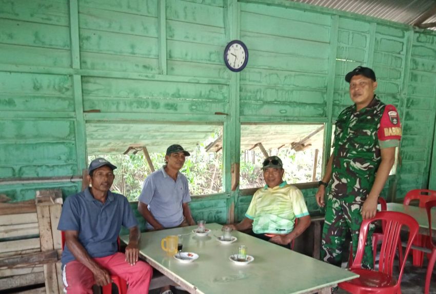 Babinsa Koramil 02/Tebing Tinggi Ajak Warga Tanjung Samak Jaga Keamanan dan Kerukunan