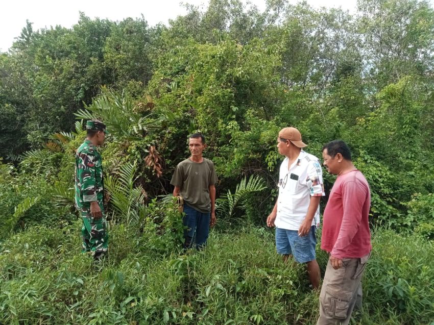 Babinsa dan Warga Patroli Karhutla di Sendaur, Pastikan Tak Ada Titik Api