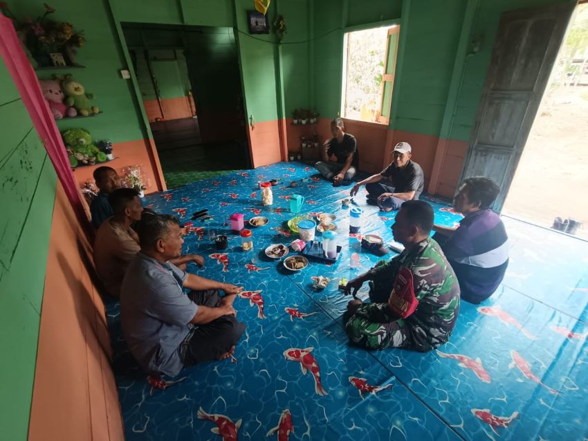 Komsos di Desa Tanjung, Babinsa Tekankan Kebersihan Lingkungan dan Keselamatan Kerja