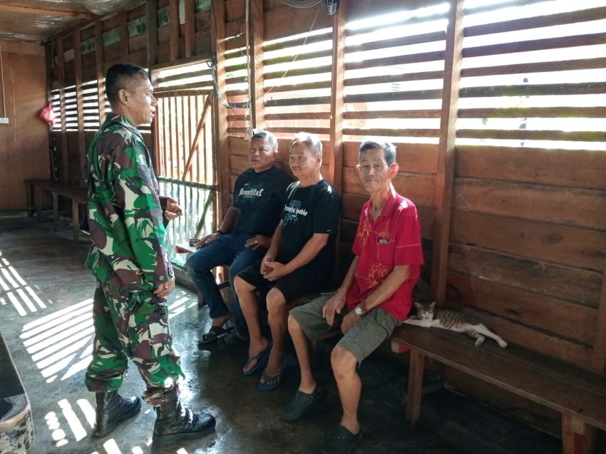 Babinsa Ajak Warga Selatpanjang Barat Perkuat Gotong Royong Hadapi Cuaca Tak Menentu