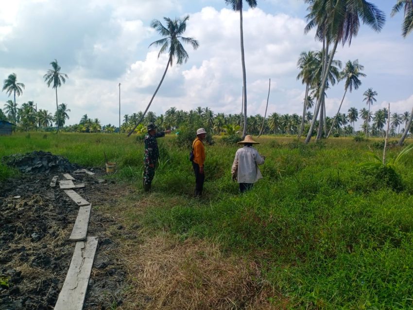 Babinsa dan Warga Desa Melai Bersinergi Cegah Karhutla