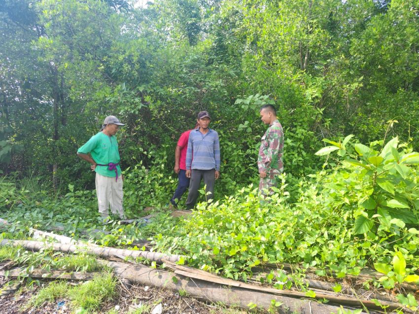 Patroli Karhutla di Nipah Sendanu, Babinsa Ingatkan Warga Tak Membakar Lahan