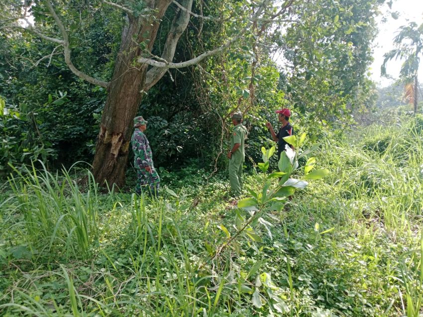 Babinsa Bersama Linmas dan Warga Patroli Karhutla di Desa Bantar
