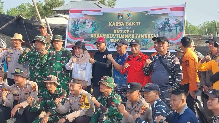 Karya Bakti HUT ke-1 Kodam XIX/Tuanku Tambusai, TNI Bersama Forkopimcam dan Masyarakat Bersihkan Pantai Dorak
