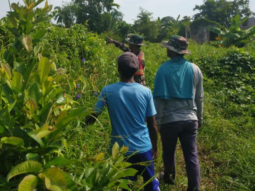 Babinsa Tebingtinggi Barat Perkuat Pencegahan Karhutla Lewat Patroli Rutin