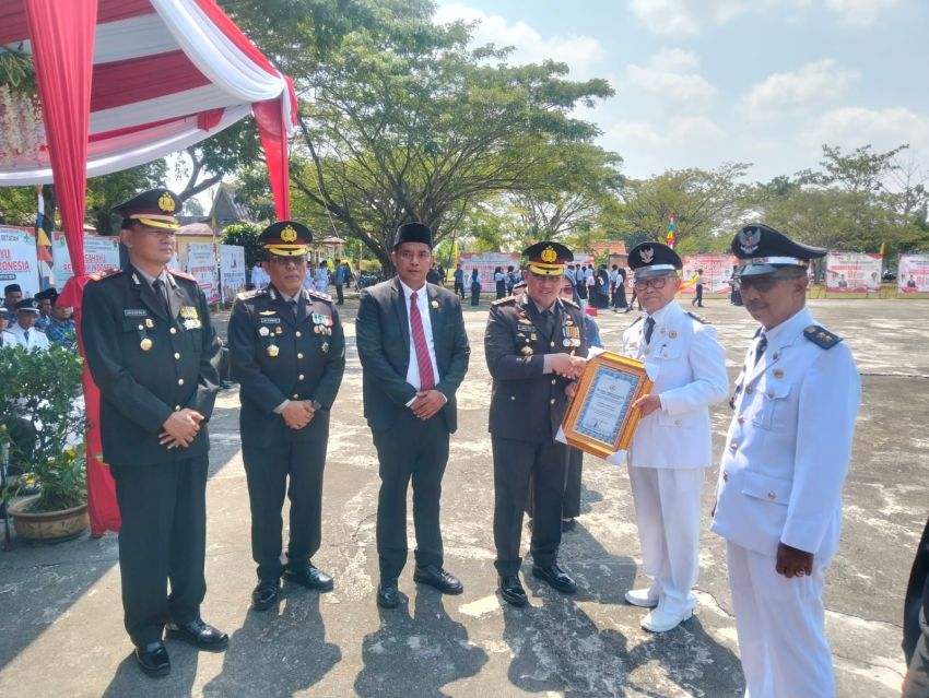 Pamatwil Polda Riau Pimpin Upacara HUT RI ke-81 di Rasbar, Lima Warga Terima Penghargaan