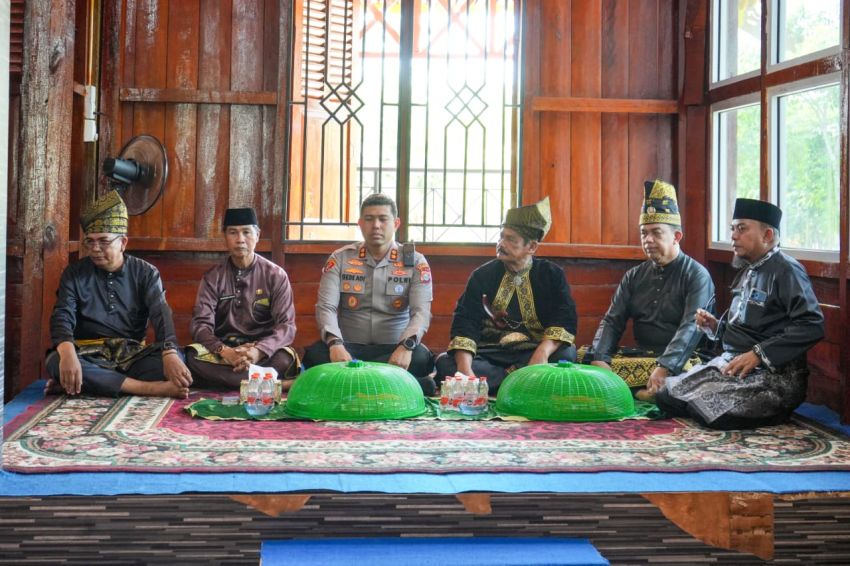 Majelis Tepung Tawar : Prosesi Adat Sambut Kapolres Baru dan Eratkan Persaudaraan Melaka-Meranti