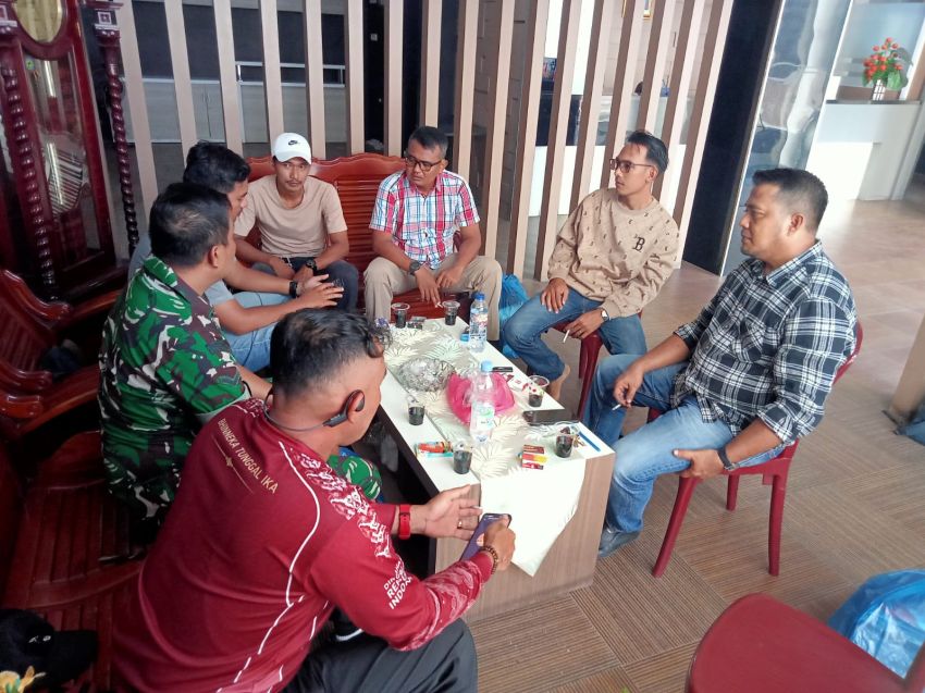 Melalui Komsos, Babinsa Ajak Warga Selatpanjang Kota Jaga Lingkungan Tetap Kondusif