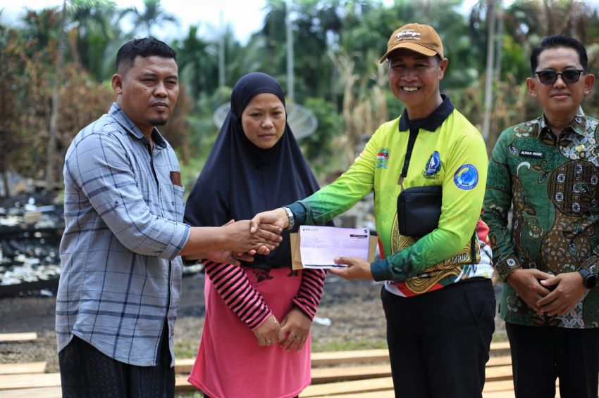 Pemkab Meranti Salurkan Bantuan Guru Korban Rumah Terbakar di Rangsang