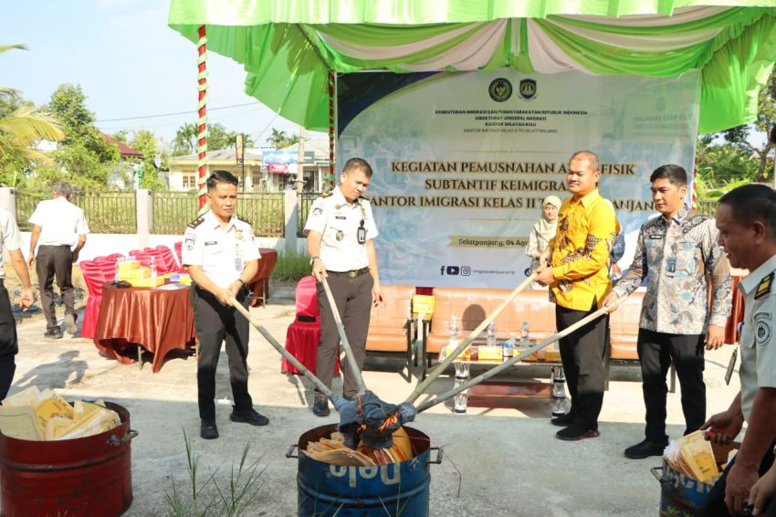 Kantor Imigrasi Selatpanjang Musnahkan 42.012 Berkas Arsip