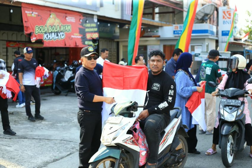 Pemkab Meranti Bagikan 1.000 Bendera Merah Putih, Ajak Warga Semarakkan Kemerdekaan