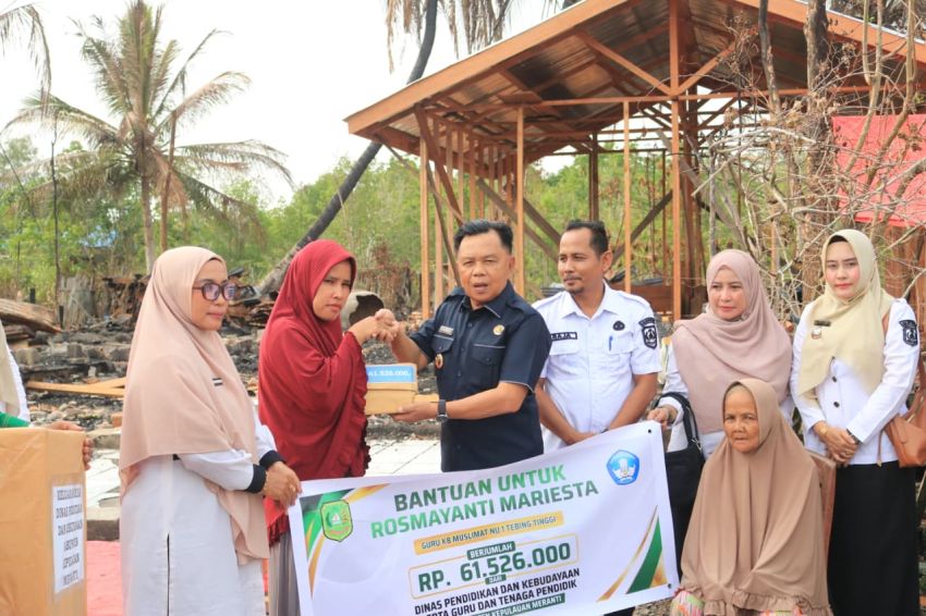 Diserahkan Bupati Asmar, Donasi untuk Guru korban Rumah Terbakar Terkumpul Rp61,5 Juta