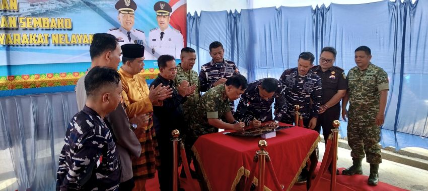 Danlanal Dumai dan Bupati Meranti Resmikan Dapur Pos AL Selatpanjang